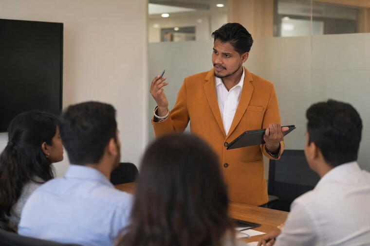 Mentor conducting offline practical workshop